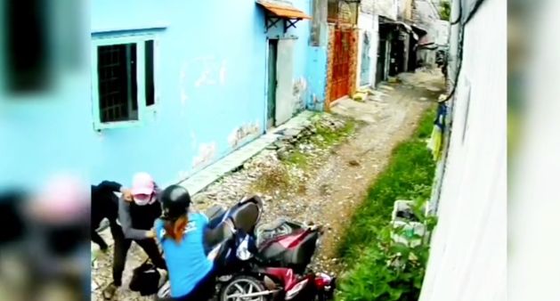 Bị 2 tên cướp áp sát giật tài sản trong con hẻm nhỏ, cô gái trẻ có pha phản đòn 'cực gắt' - 1 Bị 2 tên cướp áp sát giật tài sản trong con hẻm nhỏ, cô gái trẻ có pha phản đòn 'cực gắt' - 1