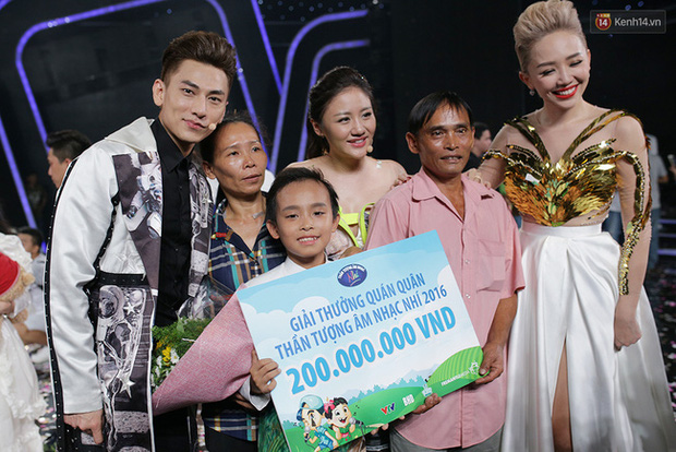 Cuộc sống đối lập của 2 Quán quân Vietnam Idol Kids: Hồ Văn Cường khó khăn thiếu thốn, Thiên Khôi tự chủ tài chính ở tuổi 16 Cuộc sống đối lập của 2 Quán quân Vietnam Idol Kids: Hồ Văn Cường khó khăn thiếu thốn, Thiên Khôi tự chủ tài chính ở tuổi 16