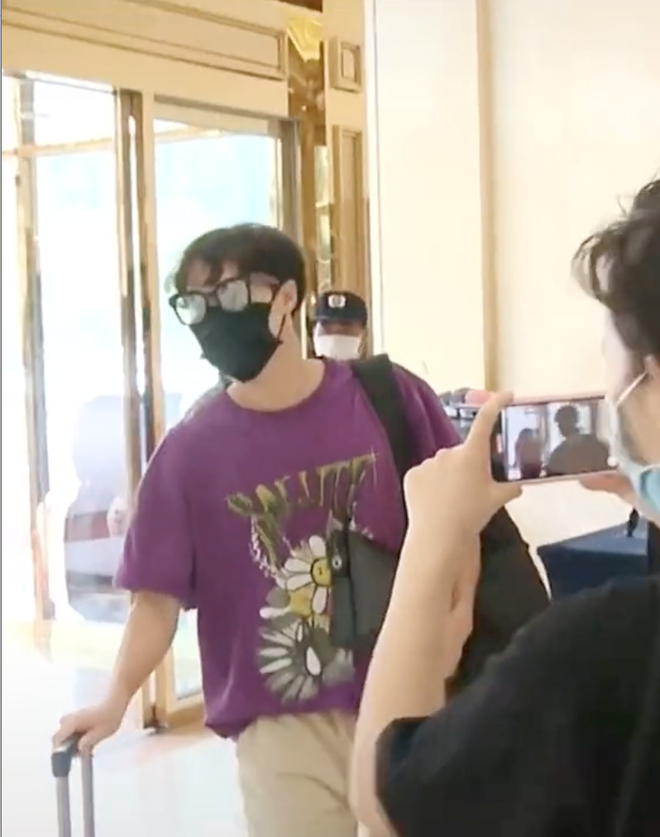 Clip 'chủ tịch' Văn Toàn xuất hiện hệt như idol Kpop, Công Phượng đeo balo 20 triệu khi được gọi lên tuyển - 1 Clip 'chủ tịch' Văn Toàn xuất hiện hệt như idol Kpop, Công Phượng đeo balo 20 triệu khi được gọi lên tuyển - 1