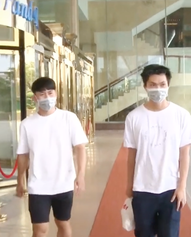 Clip 'chủ tịch' Văn Toàn xuất hiện hệt như idol Kpop, Công Phượng đeo balo 20 triệu khi được gọi lên tuyển - 2 Clip 'chủ tịch' Văn Toàn xuất hiện hệt như idol Kpop, Công Phượng đeo balo 20 triệu khi được gọi lên tuyển - 2