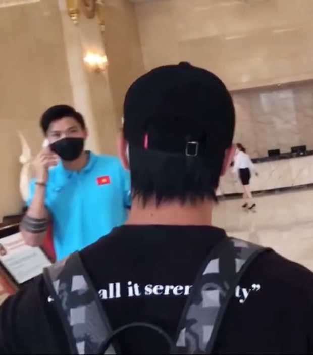 Clip 'chủ tịch' Văn Toàn xuất hiện hệt như idol Kpop, Công Phượng đeo balo 20 triệu khi được gọi lên tuyển - 6 Clip 'chủ tịch' Văn Toàn xuất hiện hệt như idol Kpop, Công Phượng đeo balo 20 triệu khi được gọi lên tuyển - 6