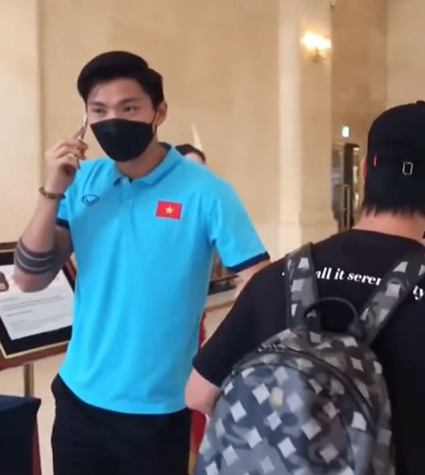 Clip 'chủ tịch' Văn Toàn xuất hiện hệt như idol Kpop, Công Phượng đeo balo 20 triệu khi được gọi lên tuyển - 7 Clip 'chủ tịch' Văn Toàn xuất hiện hệt như idol Kpop, Công Phượng đeo balo 20 triệu khi được gọi lên tuyển - 7