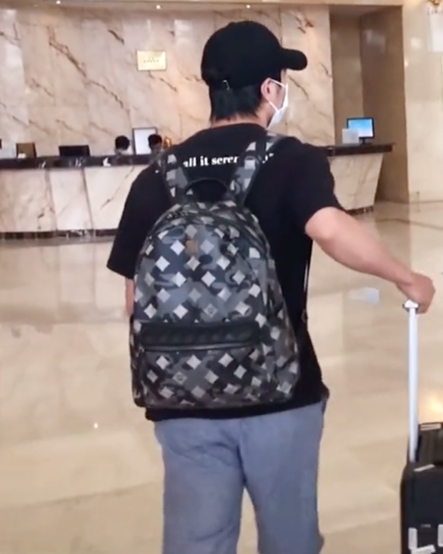 Clip 'chủ tịch' Văn Toàn xuất hiện hệt như idol Kpop, Công Phượng đeo balo 20 triệu khi được gọi lên tuyển - 8 Clip 'chủ tịch' Văn Toàn xuất hiện hệt như idol Kpop, Công Phượng đeo balo 20 triệu khi được gọi lên tuyển - 8