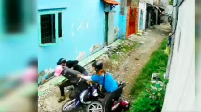 Bị 2 tên cướp áp sát giật tài sản trong con hẻm nhỏ, cô gái trẻ có pha phản đòn 'cực gắt' - 2 Bị 2 tên cướp áp sát giật tài sản trong con hẻm nhỏ, cô gái trẻ có pha phản đòn 'cực gắt' - 2