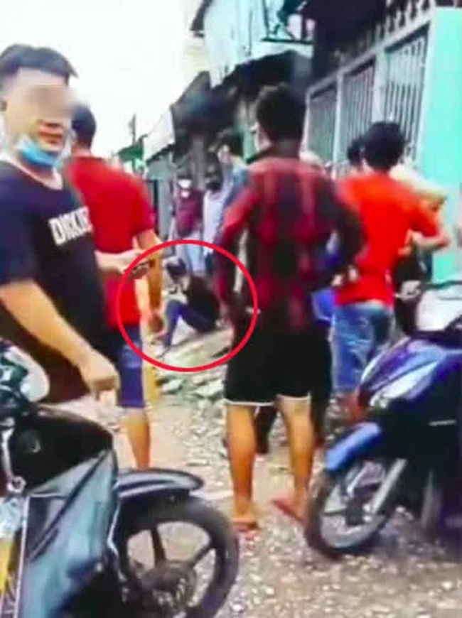 Bị 2 tên cướp áp sát giật tài sản trong con hẻm nhỏ, cô gái trẻ có pha phản đòn 'cực gắt' - 3 Bị 2 tên cướp áp sát giật tài sản trong con hẻm nhỏ, cô gái trẻ có pha phản đòn 'cực gắt' - 3