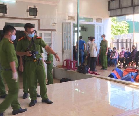Con trai sát hại mẹ ruột thương tâm: 'Từng đâm anh trai' Con trai sát hại mẹ ruột thương tâm: 'Từng đâm anh trai'