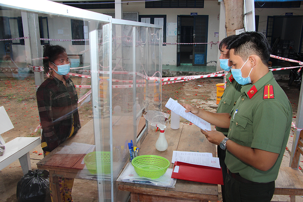 Công an An Giang đọc lệnh bắt giam bị can qua vách chắn phòng dịch Công an An Giang đọc lệnh bắt giam bị can qua vách chắn phòng dịch