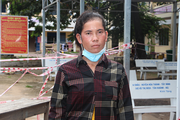 Công an An Giang đọc lệnh bắt giam bị can qua vách chắn phòng dịch - 1 Công an An Giang đọc lệnh bắt giam bị can qua vách chắn phòng dịch - 1