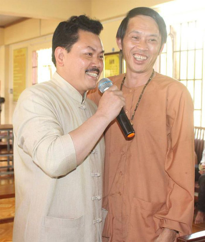Thêm một nam ca sĩ cười tươi rói bên NS Hoài Linh, còn tâng bốc gọi Võ Hoàng Yên là 'thần y tái thế'? - 7 Thêm một nam ca sĩ cười tươi rói bên NS Hoài Linh, còn tâng bốc gọi Võ Hoàng Yên là 'thần y tái thế'? - 7