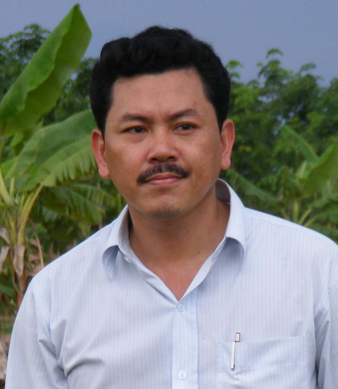 Thêm một nam ca sĩ cười tươi rói bên NS Hoài Linh, còn tâng bốc gọi Võ Hoàng Yên là 'thần y tái thế'? - 2 Thêm một nam ca sĩ cười tươi rói bên NS Hoài Linh, còn tâng bốc gọi Võ Hoàng Yên là 'thần y tái thế'? - 2