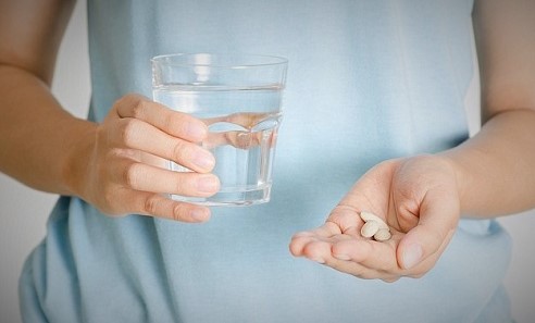 Dùng thuốc hạ sốt theo cách mà nhiều người đang làm này có ngày mất mạng Dùng thuốc hạ sốt theo cách mà nhiều người đang làm này có ngày mất mạng