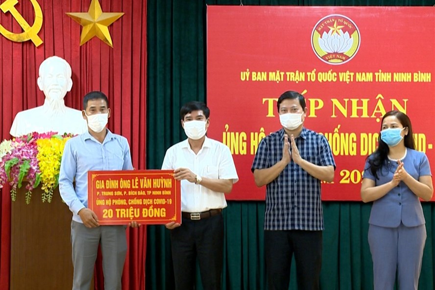 Người đàn ông bán trà đá vỉa hè ủng hộ 20 triệu đồng phòng chống dịch Covid-19 Người đàn ông bán trà đá vỉa hè ủng hộ 20 triệu đồng phòng chống dịch Covid-19