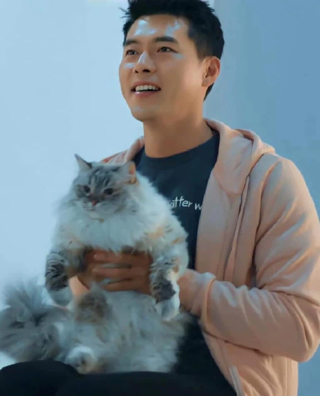 Sau thời gian bị chê phát tướng, Hyun Bin bất ngờ có màn thay đổi ngoạn mục về ngoại hình - 6 Sau thời gian bị chê phát tướng, Hyun Bin bất ngờ có màn thay đổi ngoạn mục về ngoại hình - 6