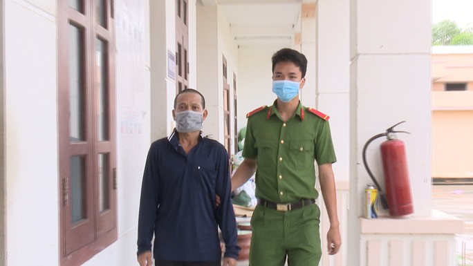Mẹ thường vắng nhà, bé gái bị cha dượng làm bậy dẫn đến mang thai - 1 Mẹ thường vắng nhà, bé gái bị cha dượng làm bậy dẫn đến mang thai - 1
