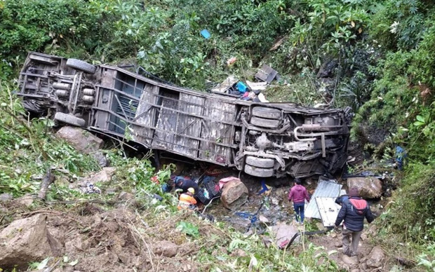 Xe buýt lật và rơi xuống khe núi ở Peru, ít nhất 27 người thiệt mạng Xe buýt lật và rơi xuống khe núi ở Peru, ít nhất 27 người thiệt mạng