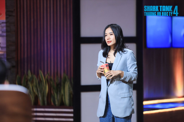 Nữ CEO xinh đẹp đi gọi vốn nhưng bị các Shark 'bật' tơi bời, Shark Hưng còn làm một hành động không ngờ tới Nữ CEO xinh đẹp đi gọi vốn nhưng bị các Shark 'bật' tơi bời, Shark Hưng còn làm một hành động không ngờ tới