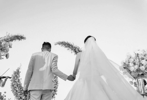 Tròn 1 năm ngày cưới, Phanh Lee cuối cùng cũng chịu tung ảnh hiếm trong hôn lễ cực kín đáo với TGĐ tập đoàn nghìn tỳ - 1 Tròn 1 năm ngày cưới, Phanh Lee cuối cùng cũng chịu tung ảnh hiếm trong hôn lễ cực kín đáo với TGĐ tập đoàn nghìn tỳ - 1