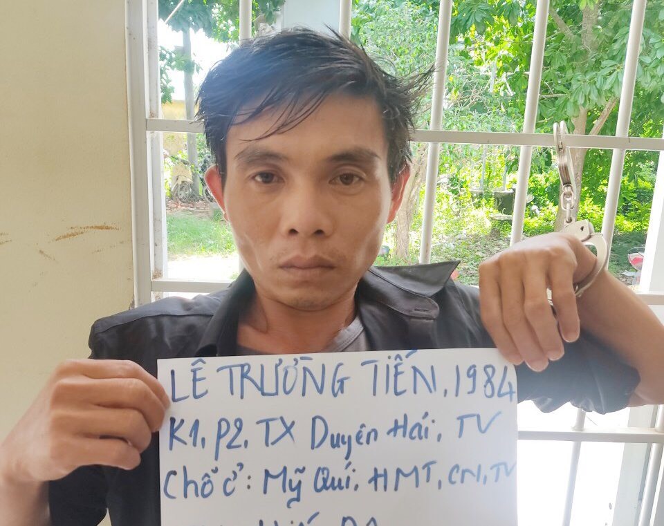 Gã đàn ông cầm dao khống chế đòi cưỡng hiếp hai cô gái Gã đàn ông cầm dao khống chế đòi cưỡng hiếp hai cô gái