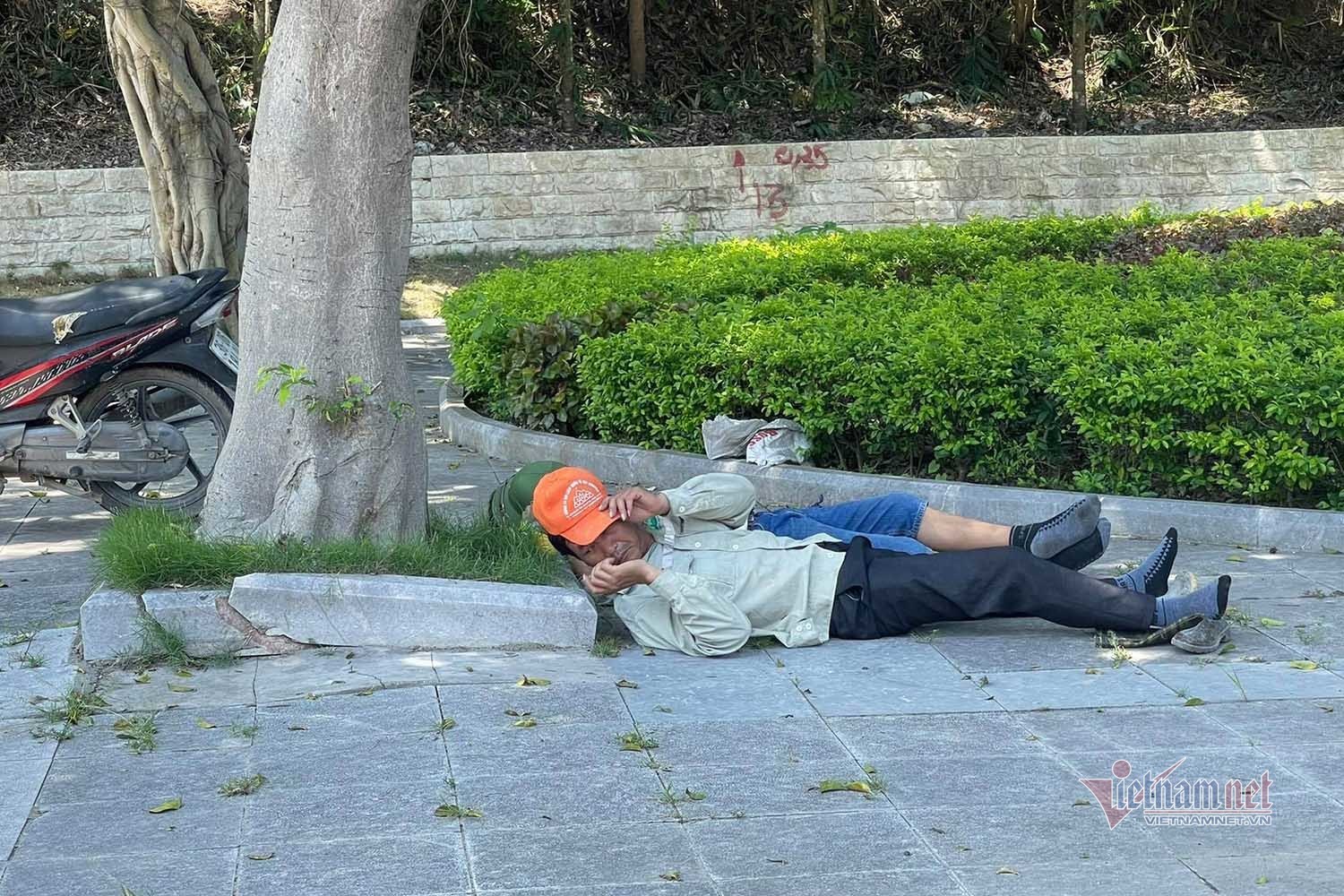 Người lao động phố biển Hạ Long vật lộn với cái nắng 'cháy da, cháy thịt' - 9 Người lao động phố biển Hạ Long vật lộn với cái nắng 'cháy da, cháy thịt' - 9