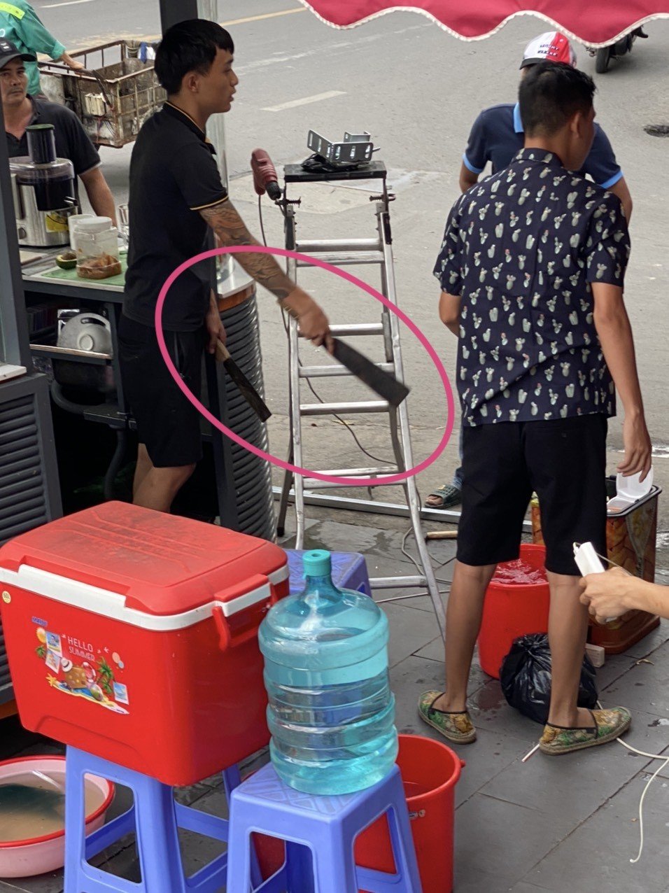 TP.HCM: Giang hồ ngang nhiên lao vào chém người ở toà nhà Labonita - 1 TP.HCM: Giang hồ ngang nhiên lao vào chém người ở toà nhà Labonita - 1