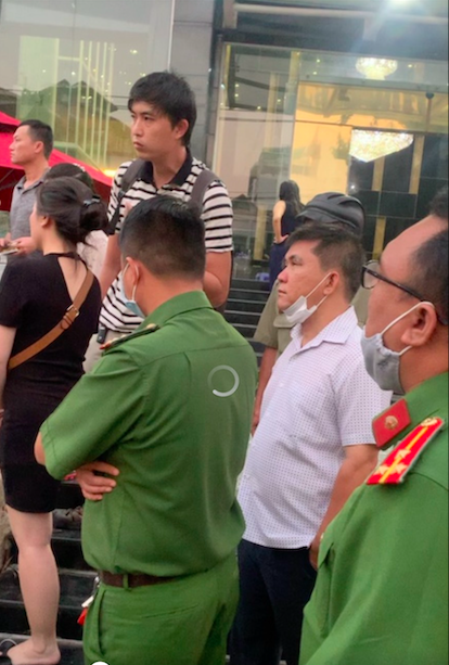 TP.HCM: Giang hồ ngang nhiên lao vào chém người ở toà nhà Labonita - 3 TP.HCM: Giang hồ ngang nhiên lao vào chém người ở toà nhà Labonita - 3