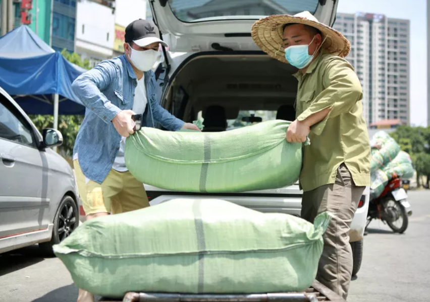 Người lao động mưu sinh ở bến xe Mỹ Đình mướt mồ hôi trong đợt nắng đỉnh điểm - 1 Người lao động mưu sinh ở bến xe Mỹ Đình mướt mồ hôi trong đợt nắng đỉnh điểm - 1