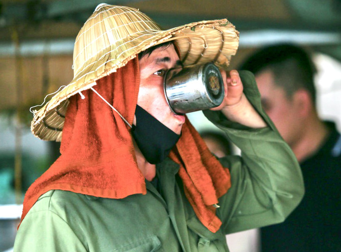 Người lao động mưu sinh ở bến xe Mỹ Đình mướt mồ hôi trong đợt nắng đỉnh điểm - 2 Người lao động mưu sinh ở bến xe Mỹ Đình mướt mồ hôi trong đợt nắng đỉnh điểm - 2