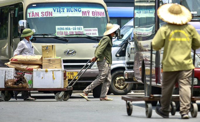 Người lao động mưu sinh ở bến xe Mỹ Đình mướt mồ hôi trong đợt nắng đỉnh điểm - 4 Người lao động mưu sinh ở bến xe Mỹ Đình mướt mồ hôi trong đợt nắng đỉnh điểm - 4