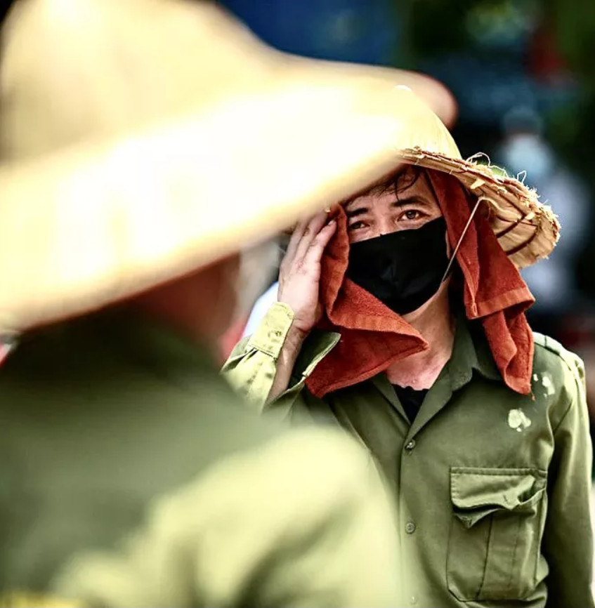 Người lao động mưu sinh ở bến xe Mỹ Đình mướt mồ hôi trong đợt nắng đỉnh điểm - 5 Người lao động mưu sinh ở bến xe Mỹ Đình mướt mồ hôi trong đợt nắng đỉnh điểm - 5