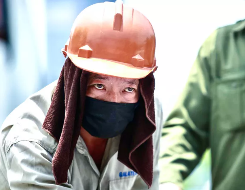 Người lao động mưu sinh ở bến xe Mỹ Đình mướt mồ hôi trong đợt nắng đỉnh điểm - 6 Người lao động mưu sinh ở bến xe Mỹ Đình mướt mồ hôi trong đợt nắng đỉnh điểm - 6