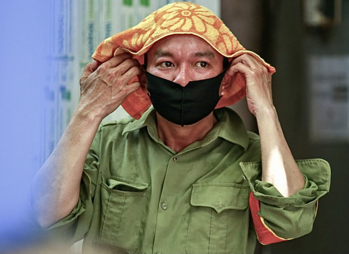 Người lao động mưu sinh ở bến xe Mỹ Đình mướt mồ hôi trong đợt nắng đỉnh điểm - 7 Người lao động mưu sinh ở bến xe Mỹ Đình mướt mồ hôi trong đợt nắng đỉnh điểm - 7