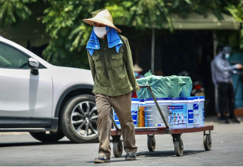 Người lao động mưu sinh ở bến xe Mỹ Đình mướt mồ hôi trong đợt nắng đỉnh điểm - 8 Người lao động mưu sinh ở bến xe Mỹ Đình mướt mồ hôi trong đợt nắng đỉnh điểm - 8