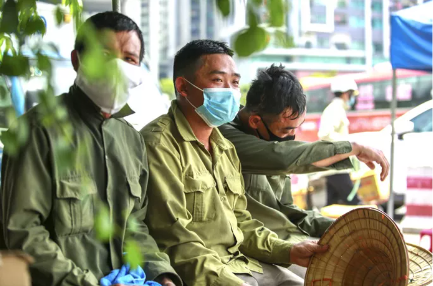 Người lao động mưu sinh ở bến xe Mỹ Đình mướt mồ hôi trong đợt nắng đỉnh điểm - 9 Người lao động mưu sinh ở bến xe Mỹ Đình mướt mồ hôi trong đợt nắng đỉnh điểm - 9