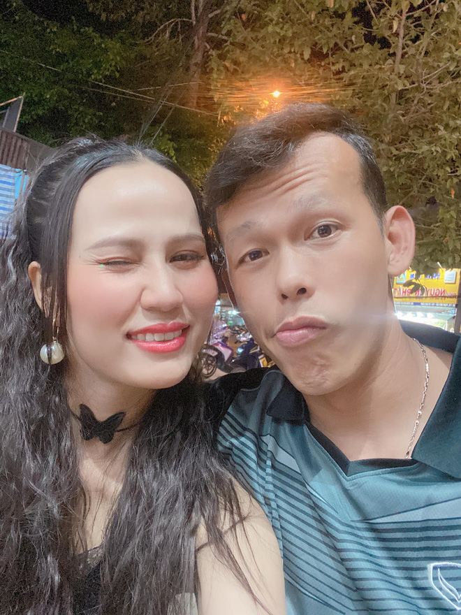 Vợ Tấn Trường kể chuyện mới lớp 10 đã lén yêu cầu thủ, tiết lộ nhân cách khác của 'ông chú thủ môn' khi ở nhà - 1 Vợ Tấn Trường kể chuyện mới lớp 10 đã lén yêu cầu thủ, tiết lộ nhân cách khác của 'ông chú thủ môn' khi ở nhà - 1