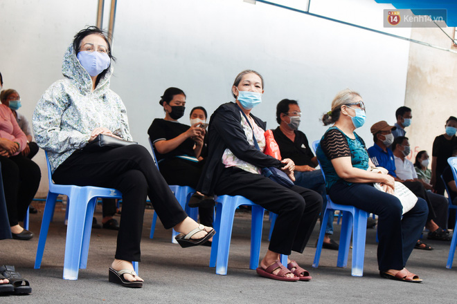 Ảnh: 8.000 người dân quận Bình Thạnh tiêm vaccine Covid-19 trong chiến dịch tiêm chủng lớn nhất lịch sử - 3 Ảnh: 8.000 người dân quận Bình Thạnh tiêm vaccine Covid-19 trong chiến dịch tiêm chủng lớn nhất lịch sử - 3
