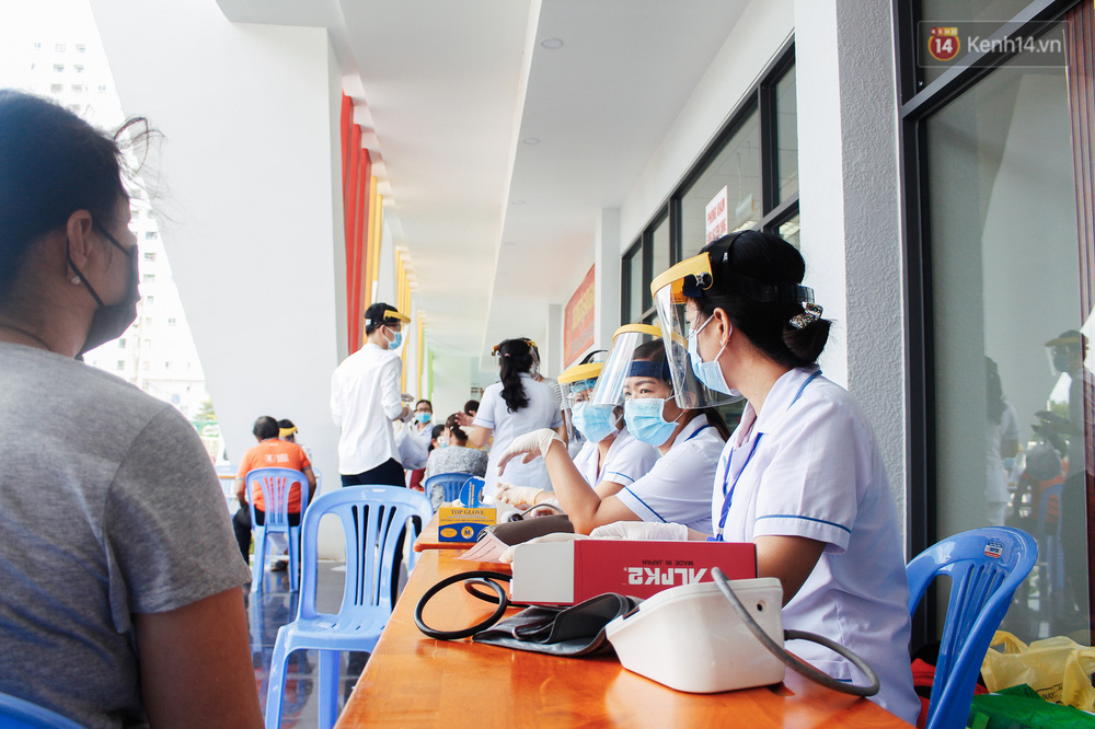Ảnh: 8.000 người dân quận Bình Thạnh tiêm vaccine Covid-19 trong chiến dịch tiêm chủng lớn nhất lịch sử - 6 Ảnh: 8.000 người dân quận Bình Thạnh tiêm vaccine Covid-19 trong chiến dịch tiêm chủng lớn nhất lịch sử - 6