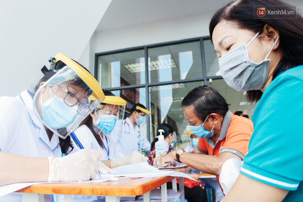 Ảnh: 8.000 người dân quận Bình Thạnh tiêm vaccine Covid-19 trong chiến dịch tiêm chủng lớn nhất lịch sử - 8 Ảnh: 8.000 người dân quận Bình Thạnh tiêm vaccine Covid-19 trong chiến dịch tiêm chủng lớn nhất lịch sử - 8
