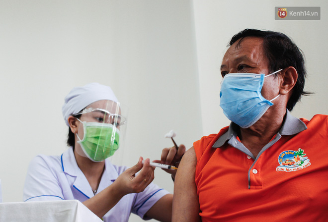 Ảnh: 8.000 người dân quận Bình Thạnh tiêm vaccine Covid-19 trong chiến dịch tiêm chủng lớn nhất lịch sử - 11 Ảnh: 8.000 người dân quận Bình Thạnh tiêm vaccine Covid-19 trong chiến dịch tiêm chủng lớn nhất lịch sử - 11