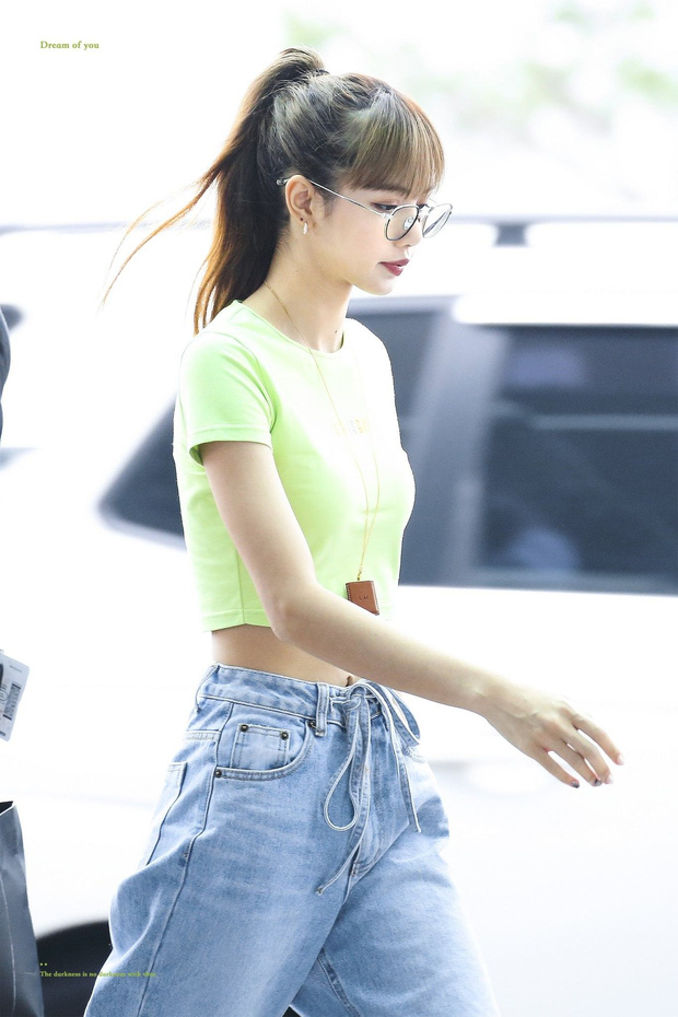 Ảnh sân bay huyền thoại giúp Lisa (BLACKPINK) lên ngôi thánh body, tất cả là nhờ màn khoe vòng eo nhỏ khó tin nhất Kpop - 3 Ảnh sân bay huyền thoại giúp Lisa (BLACKPINK) lên ngôi thánh body, tất cả là nhờ màn khoe vòng eo nhỏ khó tin nhất Kpop - 3