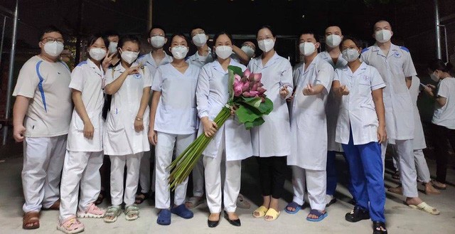 Xúc động hình ảnh người dân ngắt lá sen che mưa cho nhân viên y tế tuyến đầu chống dịch - 2 Xúc động hình ảnh người dân ngắt lá sen che mưa cho nhân viên y tế tuyến đầu chống dịch - 2
