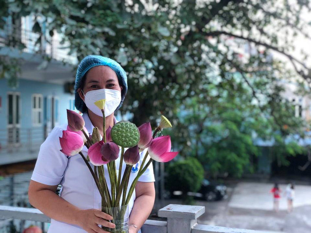 Xúc động hình ảnh người dân ngắt lá sen che mưa cho nhân viên y tế tuyến đầu chống dịch - 3 Xúc động hình ảnh người dân ngắt lá sen che mưa cho nhân viên y tế tuyến đầu chống dịch - 3