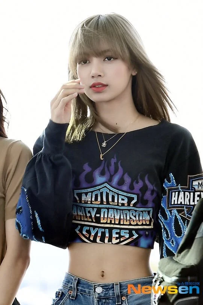 Ảnh sân bay huyền thoại giúp Lisa (BLACKPINK) lên ngôi thánh body, tất cả là nhờ màn khoe vòng eo nhỏ khó tin nhất Kpop - 9 Ảnh sân bay huyền thoại giúp Lisa (BLACKPINK) lên ngôi thánh body, tất cả là nhờ màn khoe vòng eo nhỏ khó tin nhất Kpop - 9