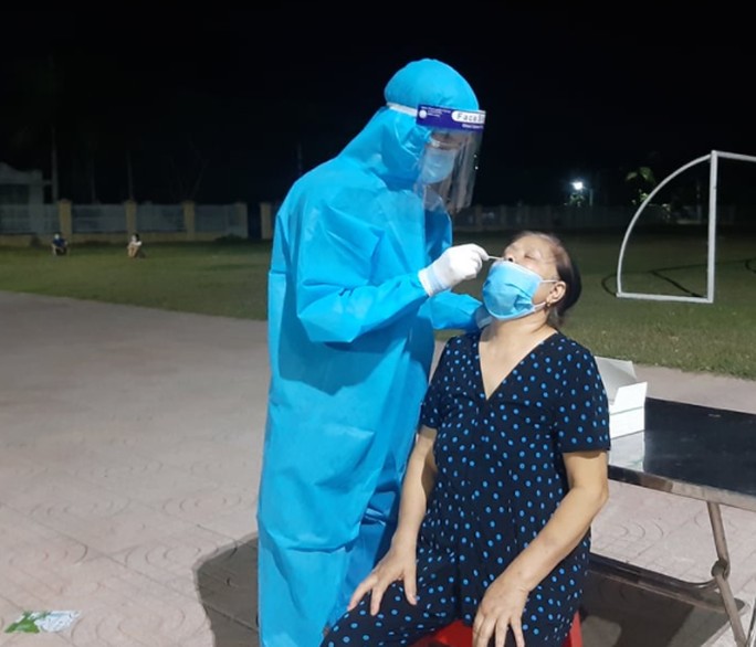 Vợ sốt, chồng chở đi khám, phát hiện cả hai dương tính SARS-CoV-2 Vợ sốt, chồng chở đi khám, phát hiện cả hai dương tính SARS-CoV-2