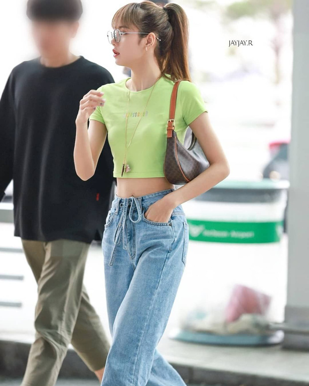Ảnh sân bay huyền thoại giúp Lisa (BLACKPINK) lên ngôi thánh body, tất cả là nhờ màn khoe vòng eo nhỏ khó tin nhất Kpop - 4 Ảnh sân bay huyền thoại giúp Lisa (BLACKPINK) lên ngôi thánh body, tất cả là nhờ màn khoe vòng eo nhỏ khó tin nhất Kpop - 4