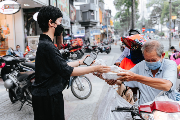Cận cảnh nơi nấu 2.000 suất ăn mỗi ngày cho người nghèo ở Sài Gòn giữa dịch Covid-19 - 1 Cận cảnh nơi nấu 2.000 suất ăn mỗi ngày cho người nghèo ở Sài Gòn giữa dịch Covid-19 - 1