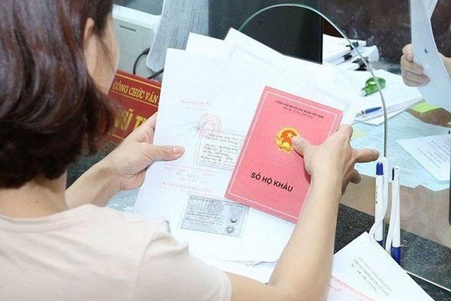 Nóng: Thu hồi sổ hộ khẩu giấy từ 1/7 với trường hợp làm thủ tục thay đổi cư trú mới Nóng: Thu hồi sổ hộ khẩu giấy từ 1/7 với trường hợp làm thủ tục thay đổi cư trú mới