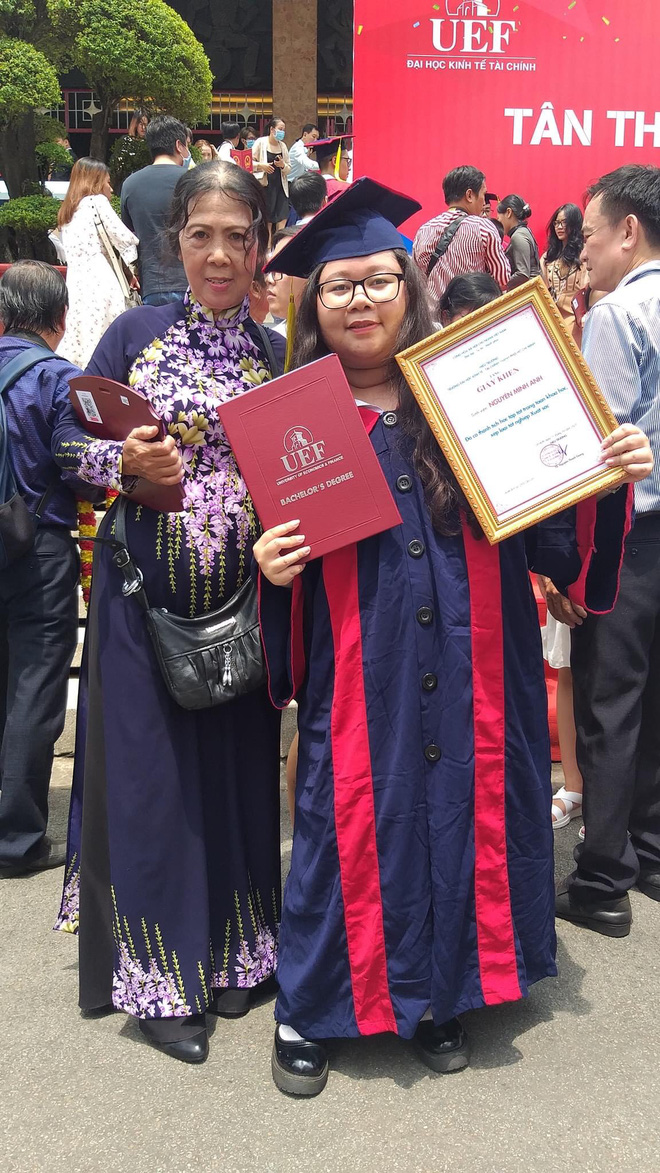 Không thể dự lễ tốt nghiệp vì một lý do, nữ sinh xúc động khi nhận quà bất ngờ từ thầy giáo vào 'phút chót' - 2 Không thể dự lễ tốt nghiệp vì một lý do, nữ sinh xúc động khi nhận quà bất ngờ từ thầy giáo vào 'phút chót' - 2