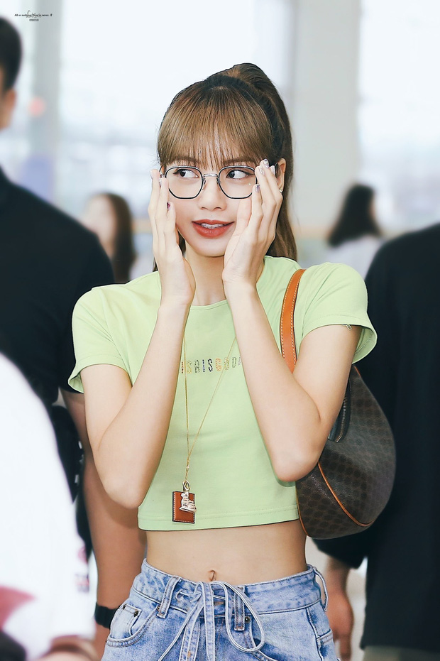 Ảnh sân bay huyền thoại giúp Lisa (BLACKPINK) lên ngôi thánh body, tất cả là nhờ màn khoe vòng eo nhỏ khó tin nhất Kpop - 5 Ảnh sân bay huyền thoại giúp Lisa (BLACKPINK) lên ngôi thánh body, tất cả là nhờ màn khoe vòng eo nhỏ khó tin nhất Kpop - 5