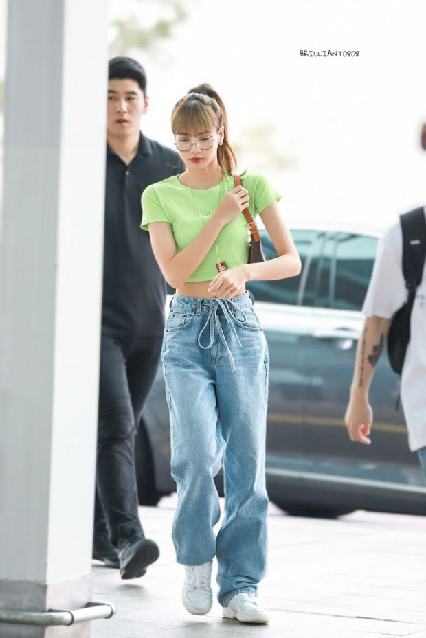 Ảnh sân bay huyền thoại giúp Lisa (BLACKPINK) lên ngôi thánh body, tất cả là nhờ màn khoe vòng eo nhỏ khó tin nhất Kpop - 2 Ảnh sân bay huyền thoại giúp Lisa (BLACKPINK) lên ngôi thánh body, tất cả là nhờ màn khoe vòng eo nhỏ khó tin nhất Kpop - 2
