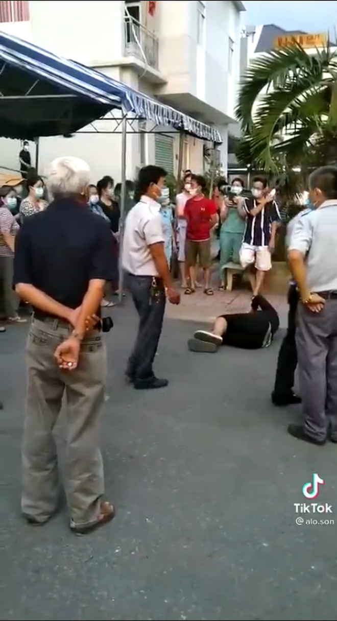 Người phụ nữ nằm lăn lộn trên mặt đất, nghi bị nam thanh niên đánh vì 'Bà ấy cởi khẩu trang rồi ho lên mặt tôi!' - 1 Người phụ nữ nằm lăn lộn trên mặt đất, nghi bị nam thanh niên đánh vì 'Bà ấy cởi khẩu trang rồi ho lên mặt tôi!' - 1